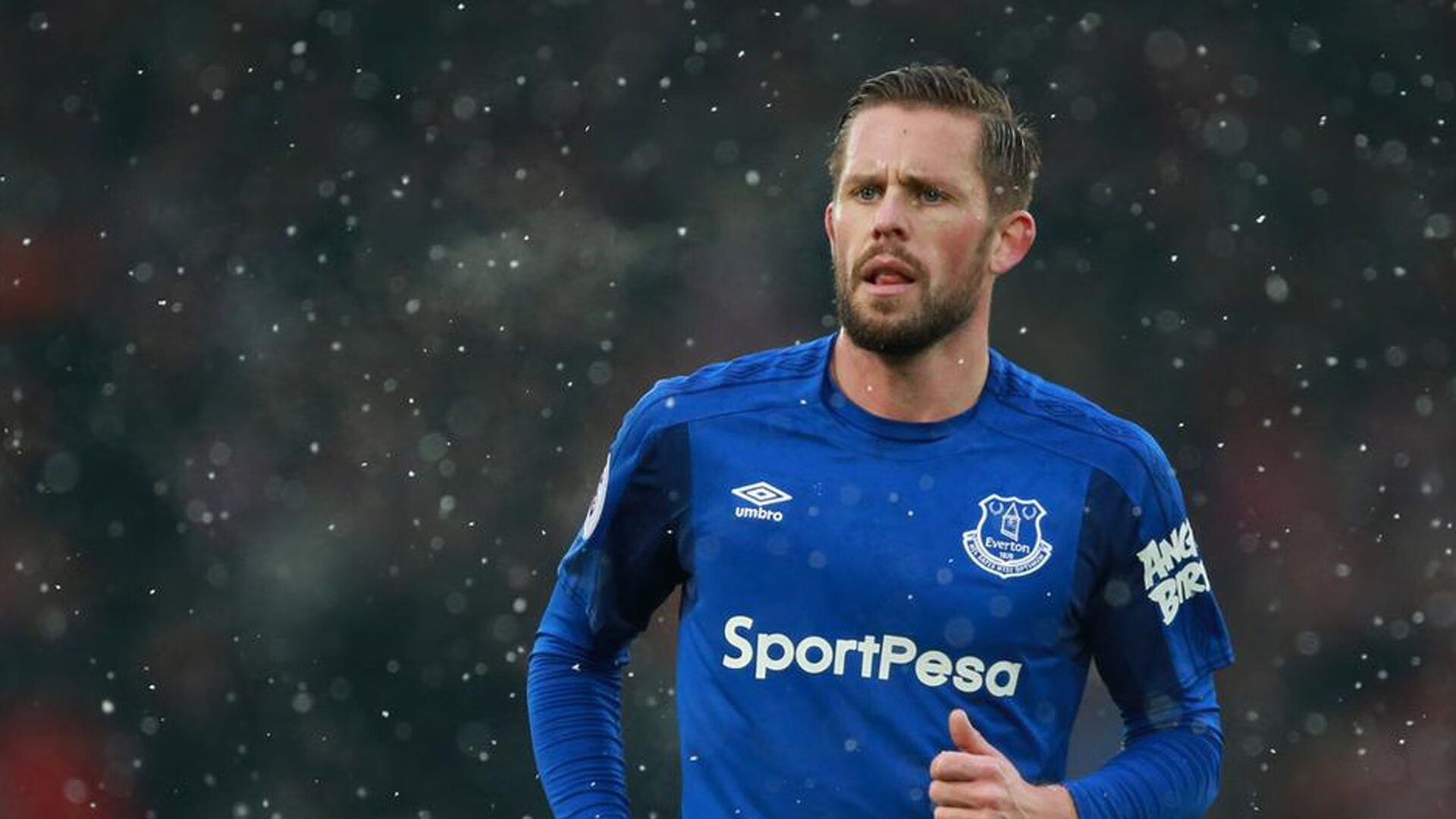 库兹马诺维奇在巴黎奥运会手球比赛中展现出出色的指挥能力，库兹马出任首发